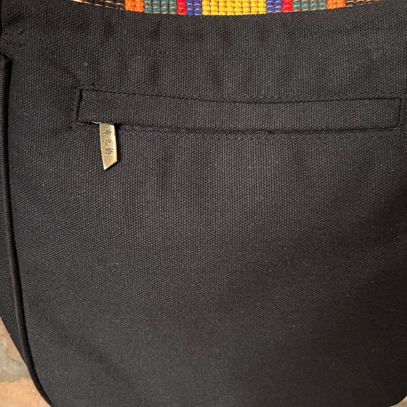 BNWT BU ZHI YUN TOTE STYLE BAG WITH MAGNETIC SNAP AND FOUR POCKETS. - Picture 5 of 8